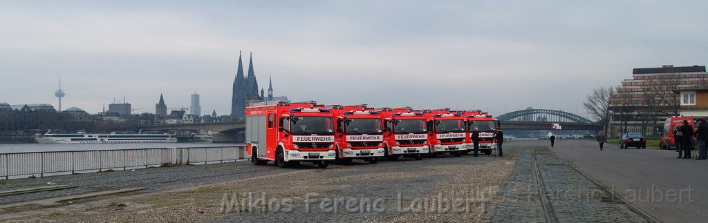 Neue LF`s fuer Koeln Uebergabe in Koeln Deutz an den Wachen  P050.JPG